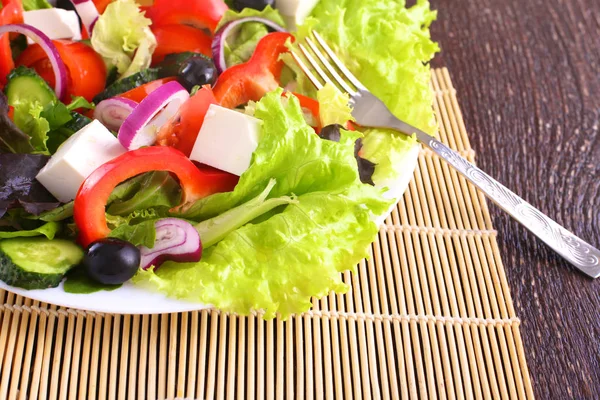 Verduras frescas sobre fondo de madera y borroso —  Fotos de Stock