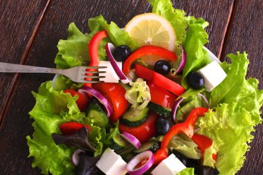 Tahta ve bulanık arka planda taze sebzeler.