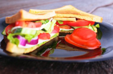 Vejetaryen sandviç siyah tabakta domates ile