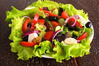 Tahta ve bulanık arka planda taze sebzeler.