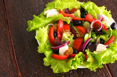 Tahta ve bulanık arka planda taze sebzeler.