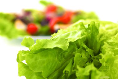 Taze sebze salata hazırlık için masada bir bıçakla