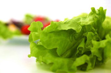 Taze sebze salata hazırlık için masada bir bıçakla