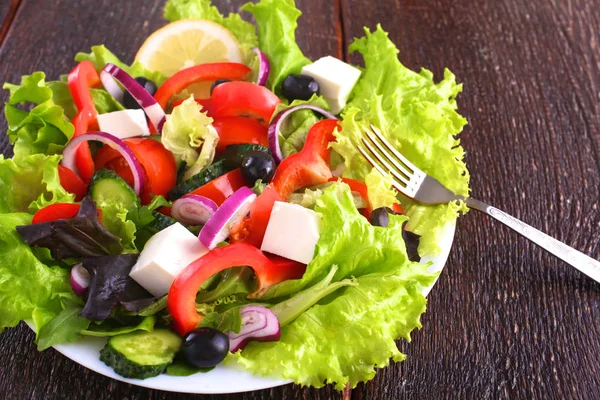Frisches Gemüse auf hölzernem und unscharfem Hintergrund — Stockfoto