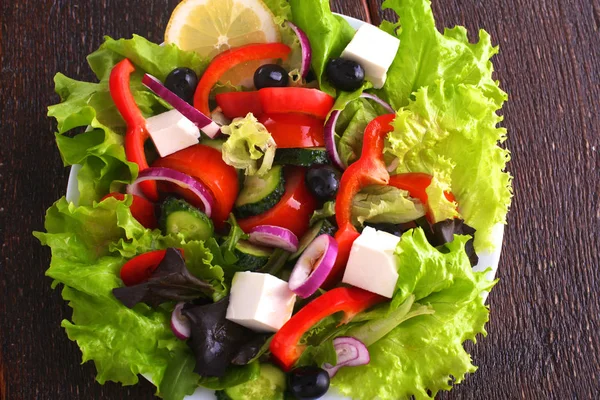 Frisches Gemüse auf hölzernem und unscharfem Hintergrund — Stockfoto