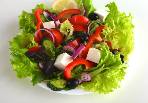 Salada de legumes frescos e ervas na mesa no prato — Fotografia de Stock