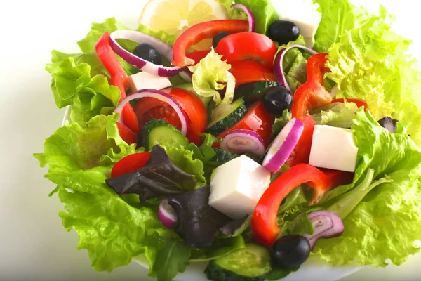 Insalata di verdure fresche ed erbe aromatiche in tavola nel piatto — Foto Stock
