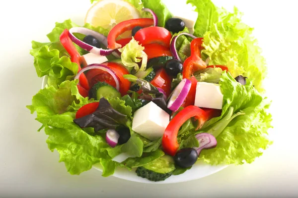 Ensalada de verduras frescas y hierbas en la mesa en el plato —  Fotos de Stock