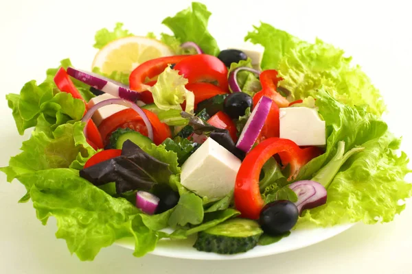 Ensalada de verduras frescas y hierbas en la mesa en el plato —  Fotos de Stock