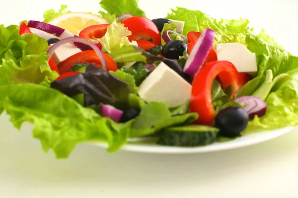 Ensalada de verduras frescas y hierbas en la mesa en el plato —  Fotos de Stock