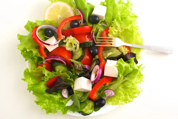 Σαλάτα από φρέσκα λαχανικά και βότανα πάνω στο τραπέζι στο πιάτο — Φωτογραφία Αρχείου