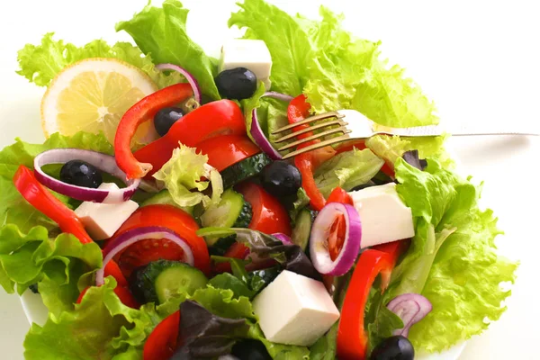 Salada de legumes frescos e ervas na mesa no prato — Fotografia de Stock