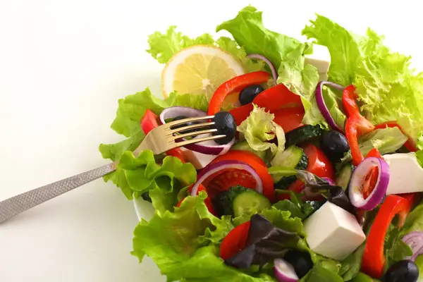 Салат зі свіжих овочів і трав на столі в тарілці — стокове фото