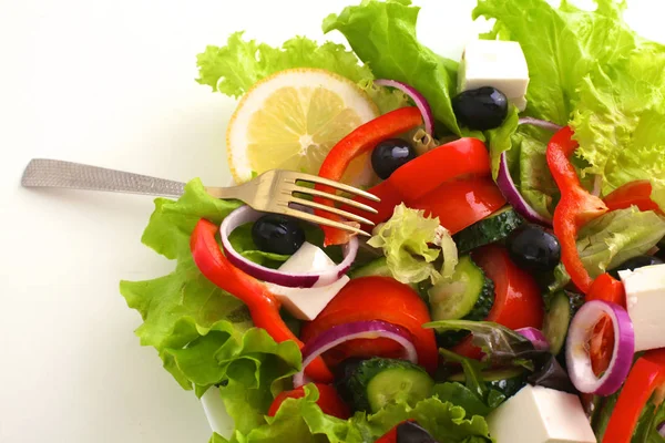Salade van verse groenten en kruiden op de tafel in de plaat — Stockfoto