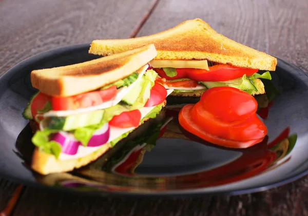 Wegetariańskie kanapka z pomidorem na czarnej płycie — Zdjęcie stockowe