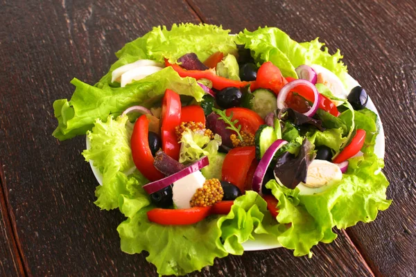 Légumes frais sur fond bois et flou — Photo