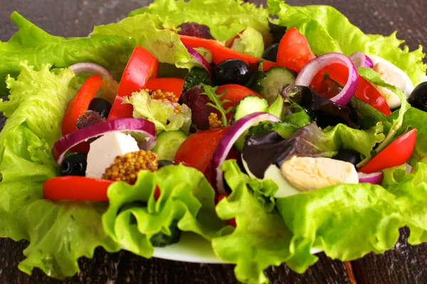 Verduras frescas sobre fondo de madera y borroso — Foto de Stock