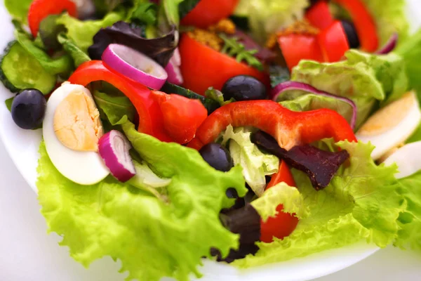 A friss zöldségek és fűszernövények az asztalra, a tányér saláta — Stock Fotó