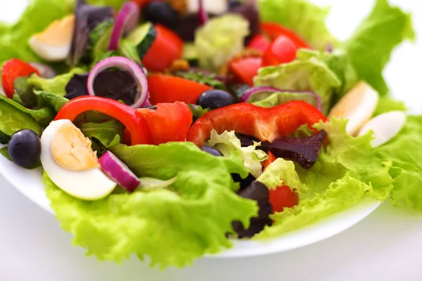 Sałatki, świeże warzywa i zioła na stole w płycie — Zdjęcie stockowe