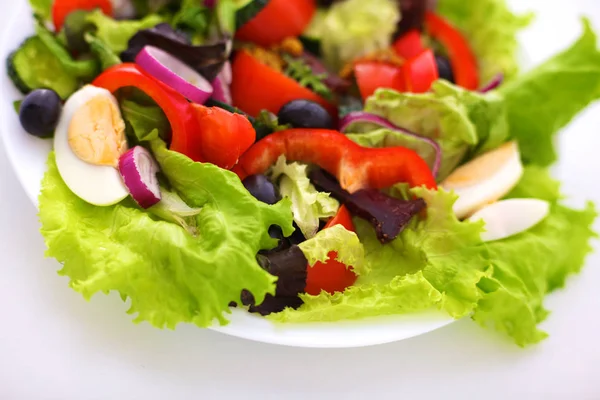 Salada de legumes frescos e ervas na mesa no prato — Fotografia de Stock