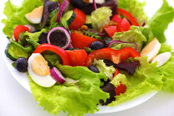 A friss zöldségek és fűszernövények az asztalra, a tányér saláta — Stock Fotó