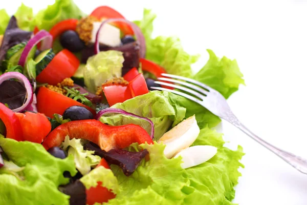 Sallad på färska grönsaker och örter på bordet i plattan — Stockfoto