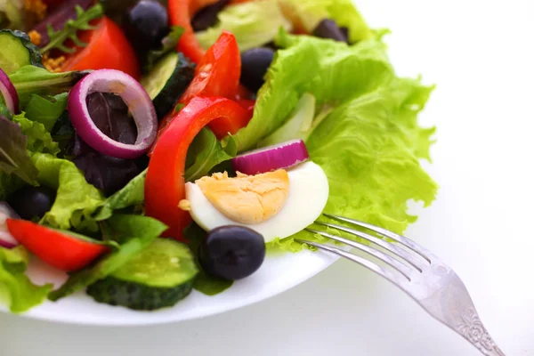 Salada de legumes frescos e ervas na mesa no prato — Fotografia de Stock