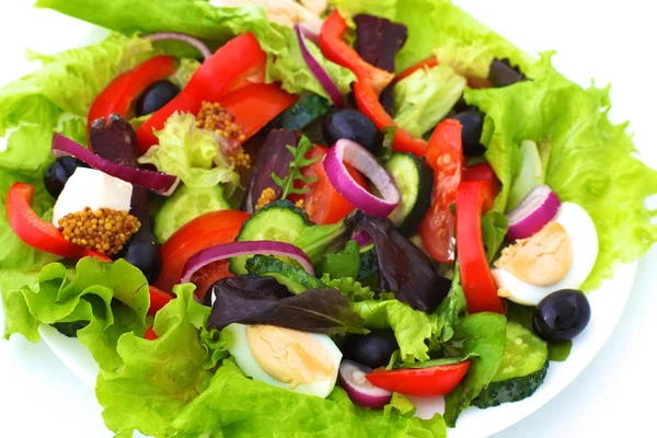 Салат из свежих овощей и трав на столе в тарелке — стоковое фото