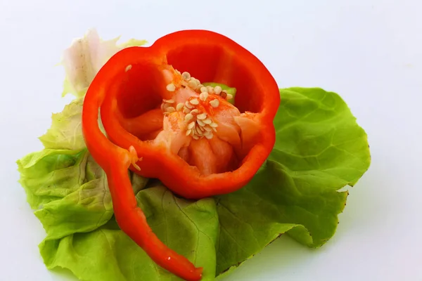 Verdure fresche con un coltello sul tavolo per la preparazione di insalate — Foto Stock