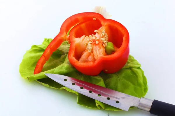 Verdure fresche con un coltello sul tavolo per la preparazione di insalate — Foto Stock
