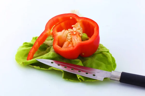 Verdure fresche con un coltello sul tavolo per la preparazione di insalate — Foto Stock