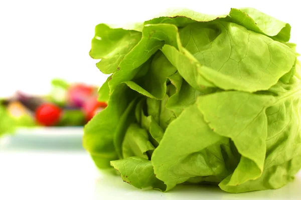 Légumes frais avec un couteau sur la table pour la préparation des salades — Photo