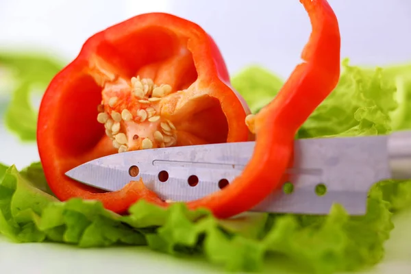 Verdure fresche con un coltello sul tavolo per la preparazione di insalate — Foto Stock