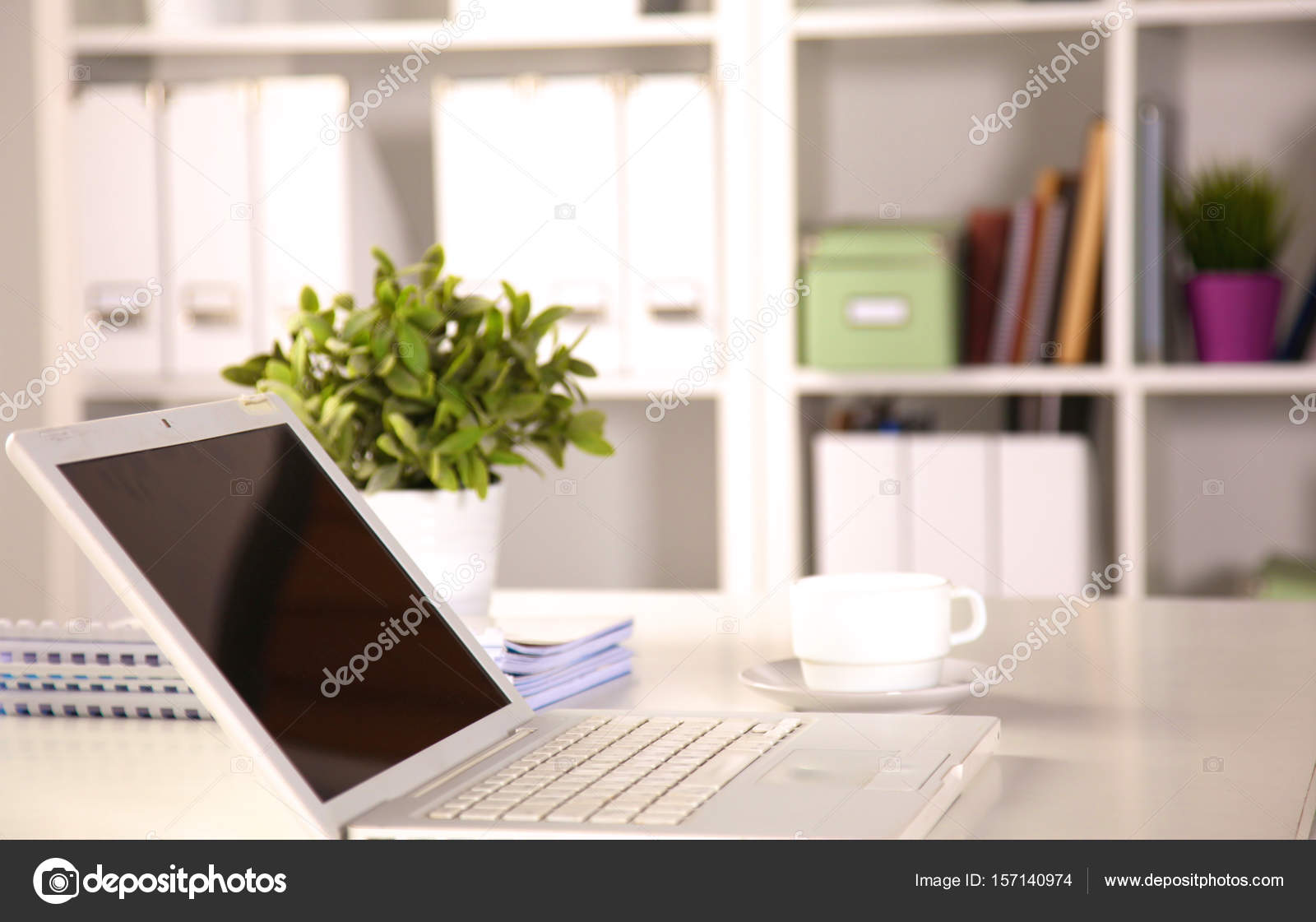 Close-up van een werk bureau interieur met een laptopcomputer, een ... Close-up van een werk bureau interieur met een laptopcomputer, een ...