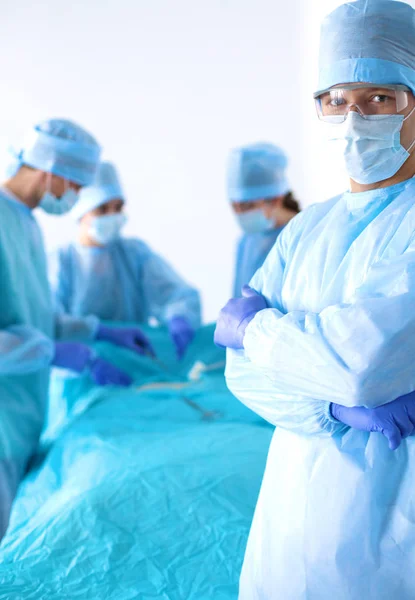 Команда хірурга в уніформі виконує операцію на пацієнта в клініці кардіохірургії — стокове фото
