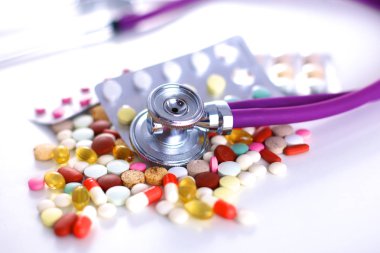 Steteskop ve yanında yalan kalp ile masaya yaymak hap yakın çekim