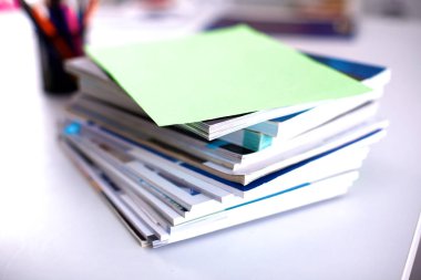 Ofiste masaüstünde bir yığın belgelerinin olduğunu