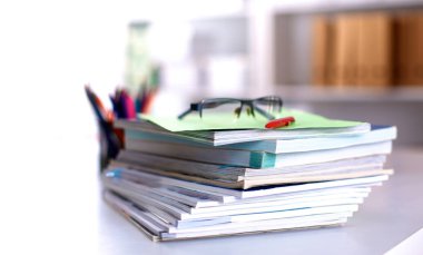 Ofiste masaüstünde bir yığın belgelerinin olduğunu