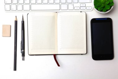 günlük, bilgisayar ve ofis masaüstünde bir akıllı telefon açmak