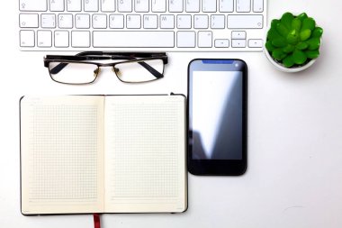 günlük, bilgisayar ve ofis masaüstünde bir akıllı telefon açmak