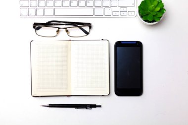 günlük, bilgisayar ve ofis masaüstünde bir akıllı telefon açmak