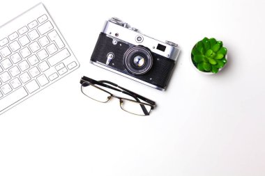 Bilgisayar klavye, kaktüs ve kamera masaya yalan