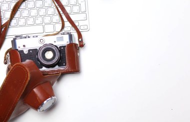 Bilgisayar klavye, kaktüs ve kamera masaya yalan