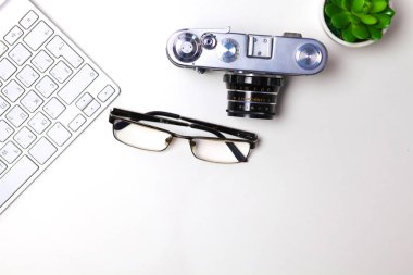 Bilgisayar klavye, kaktüs ve kamera masaya yalan