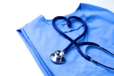 Sağlık stetoskop yalan hasta tıbbi geçmiş listesi ve mavi doktor Tekdüzen portre üzerinde kalp şeklinde bükülmüş