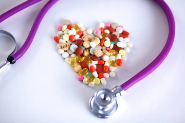 Steteskop ve yanında yalan kalp ile masaya yaymak hap yakın çekim