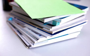 Ofiste masaüstünde bir yığın belgelerinin olduğunu