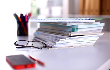 Ofiste masaüstünde bir yığın belgelerinin olduğunu
