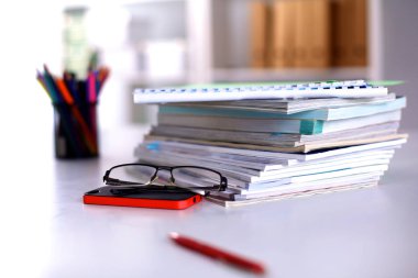 Ofiste masaüstünde bir yığın belgelerinin olduğunu