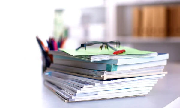 Ein Stapel Dokumentation liegt auf dem Schreibtisch im Büro — Stockfoto